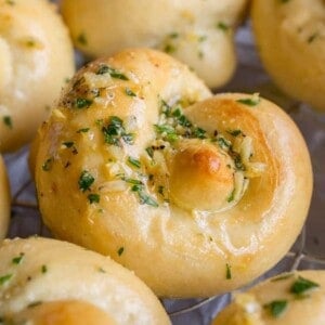 Garlic Knots (Perfect Rolls for Thanksgiving!) from The Food Charlatan